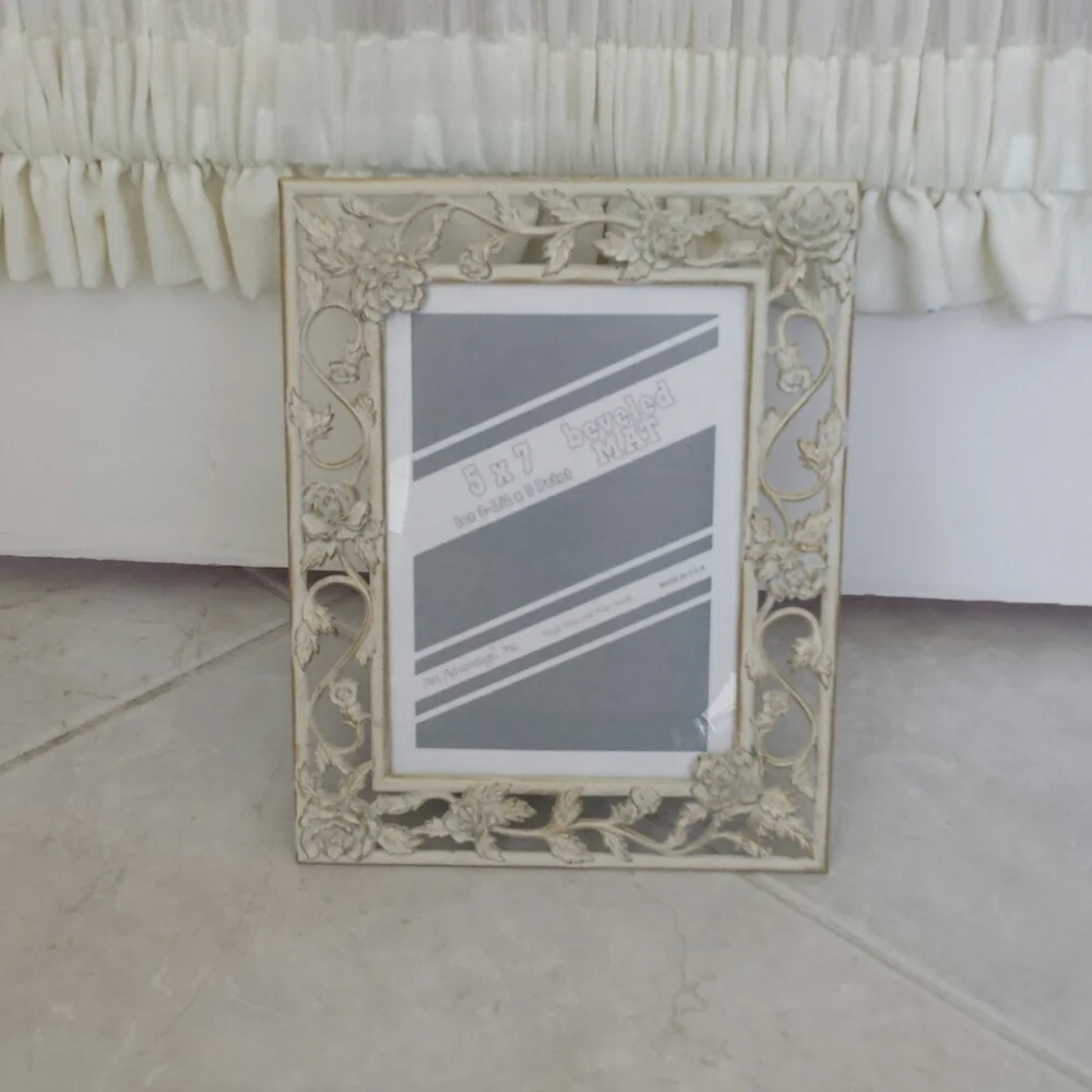 Cream colored 5×7 picture frame